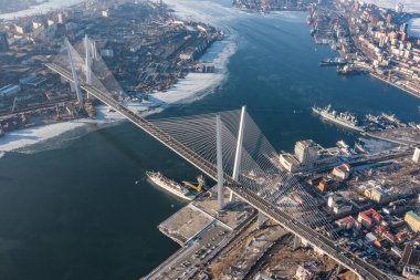 Vladivostok, Rusya - 24 Ocak 2022: Şehir manzarası ve Golden Horn Körfezi üzerindeki köprü. Üst görünüm.