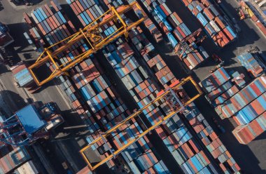 Vladivostok, Rusya - 25 Ocak 2022: Konteyner terminali, liman, üst manzara. Deniz konteynırları ve çalışan iskele vinçleri..