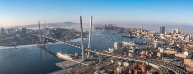 Vladivostok, Rusya - 24 Ocak 2022: Şehir manzarası ve Golden Horn Körfezi üzerindeki köprü. Üst görünüm.