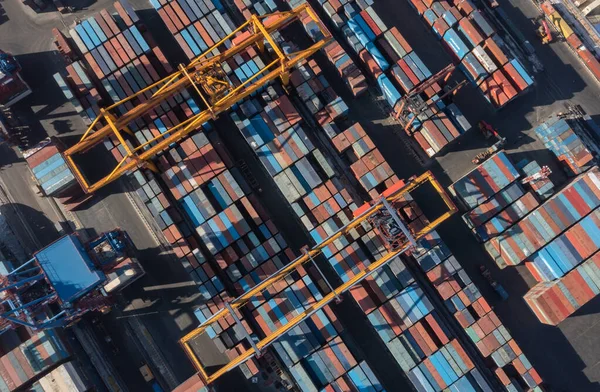 Vladivostok, Rusya - 25 Ocak 2022: Konteyner terminali, liman, üst manzara. Deniz konteynırları ve çalışan iskele vinçleri..