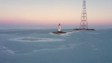Taşın üzerindeki deniz feneri Tokarevskaya Koshka 'yı kışın Rusya' nın Vladivostok kentinde tükürüyor. Üst görünüm.