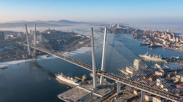 Vladivostok, Rusya - 24 Ocak 2022: Şehir manzarası ve Golden Horn Körfezi üzerindeki köprü. Üst görünüm.