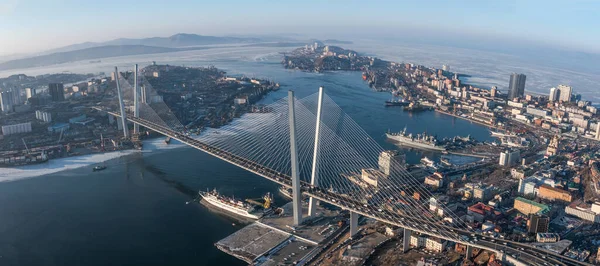 Vladivostok, Rusya - 24 Ocak 2022: Şehir manzarası ve Golden Horn Körfezi üzerindeki köprü. Üst görünüm.