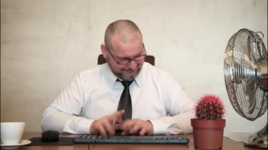 Adam komik bir şekilde bir iş adamının çalışmalarını canlandırıyor. Müşteriyi kibarca selamlar, konuşur, boks eldivenleri ve bir sopa gösterir, bir belge imzalamak ister. Zaman Uygulaması.
