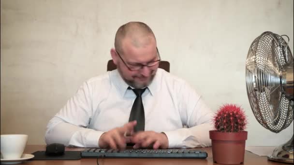 Homem Retrata Comicamente Trabalho Homem Negócios Cumprimenta Bem Cliente Fala — Vídeo de Stock