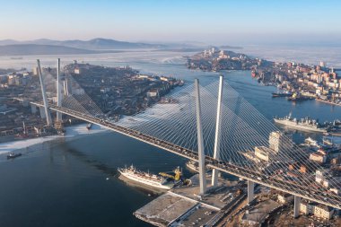 Vladivostok, Rusya - 24 Ocak 2022: Şehir manzarası ve Golden Horn Körfezi üzerindeki köprü. Üst görünüm.