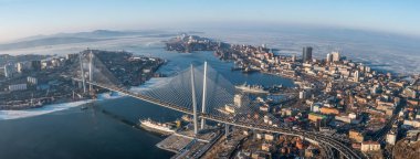 Vladivostok, Rusya - 24 Ocak 2022: Şehir manzarası ve Golden Horn Körfezi üzerindeki köprü. Üst görünüm.