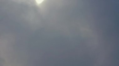 Gökyüzünde dönen kalın duman bulutları kalın bir perde oluşturur..