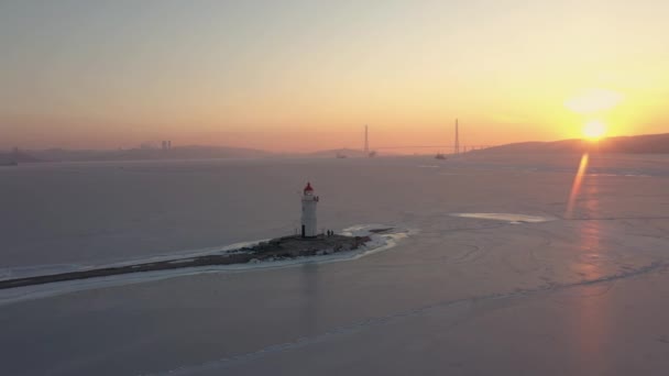 石头上的海灯塔吐出了托卡列夫斯卡亚科什卡 在冬季 俄罗斯符拉迪沃斯托克 顶部视图 — 图库视频影像