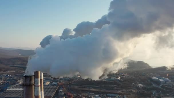 煙突の煙が立ち込める工場 — ストック動画
