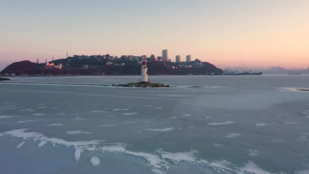 石の上の海灯台は 冬にはトカレフスカヤ コシュカ ウラジオストク ロシアを吐き出します トップ表示 — ストック動画