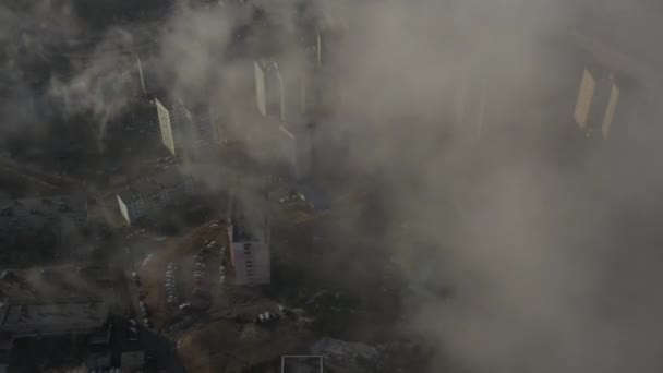 住宅ビルの上空で煙の雲が渦巻く — ストック動画