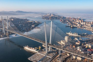 Vladivostok, Rusya - 24 Ocak 2022: Şehir manzarası ve Golden Horn Körfezi üzerindeki köprü. Üst görünüm.
