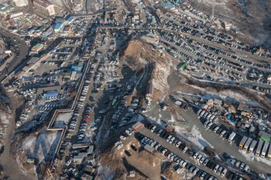 Vladivostok, Rusya - 22 Ocak 2022: Yukarıdan çekilen araba pazarındaki ayakta duran arabalar. Japonya 'dan getirilen kullanılmış araba satışları.