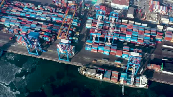 俄罗斯符拉迪沃斯托克 2022年1月27日 海港集装箱码头的俯瞰 一艘集装箱船正在泊位装载货物 — 图库视频影像