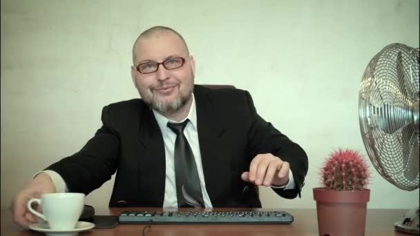 Adam Komik Bir Şekilde Bir Adamının Çalışmalarını Canlandırıyor Müşteriyi Kibarca — Stok video