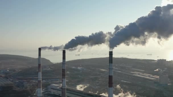 Una Fábrica Trabajo Con Chimeneas Que Ondean Con Humo — Vídeos de Stock