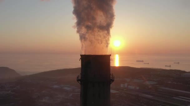 工作的工厂烟囱里冒着烟 太阳在背景下升起 — 图库视频影像