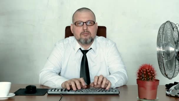 Мужчина Печатает Клавиатуре Офисе — стоковое видео