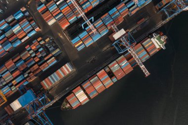 Vladivostok, Rusya - 26 Ocak 2022: Liman konteynır terminalinin üst görüntüsü. Winter, iskelede bir konteyner gemisi yükleniyor..