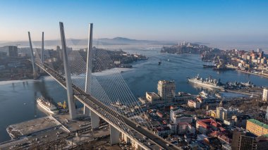 Vladivostok, Rusya - 24 Ocak 2022: Şehir manzarası ve Golden Horn Körfezi üzerindeki köprü. Üst görünüm.