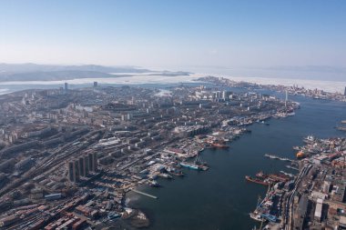Vladivostok, Rusya - 5 Şubat 2022: Körfezin tepesinden manzara, evler ve caddeler.
