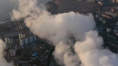 Yerleşim yerlerinin üzerinden duman bulutları yükseliyor..