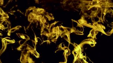 Ateş alevi yavaş çekimde ve yakın çekimde filme alınır..