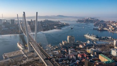 Vladivostok, Rusya - 24 Ocak 2022: Şehir manzarası ve Golden Horn Körfezi üzerindeki köprü. Üst görünüm.