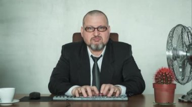 Ofisteki klavyede bir adam çok hızlı yazıyor. Komik bir şekilde yazarı canlandırıyor..