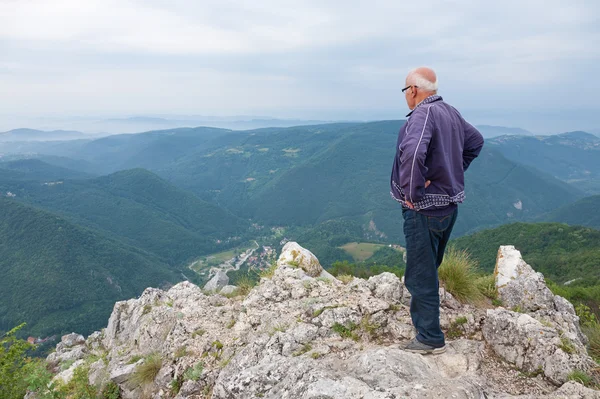 Seniorchef steht auf einem Berg — Stockfoto