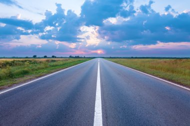 Boş yol şafakta Akdağ