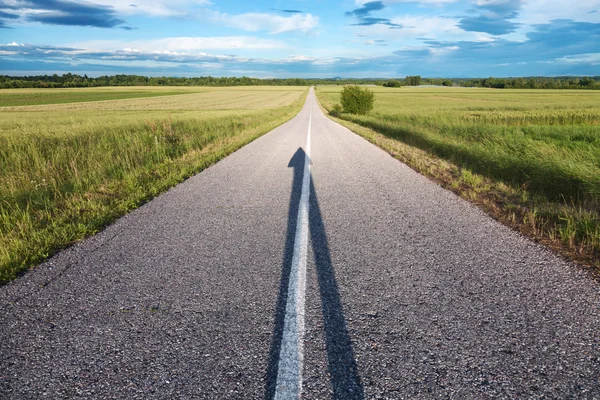 Estrada vazia com uma sombra em forma de seta — Fotografia de Stock