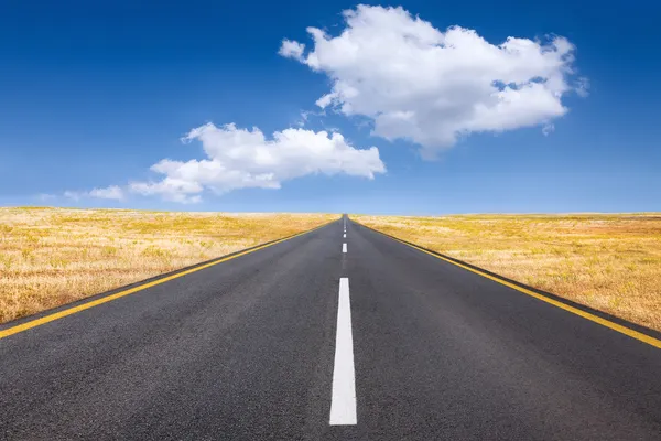 parlak güneşli bir günde boş bir yolda sürüş