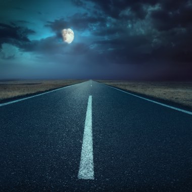 gece ay yolunda asfalt yolda sürüş