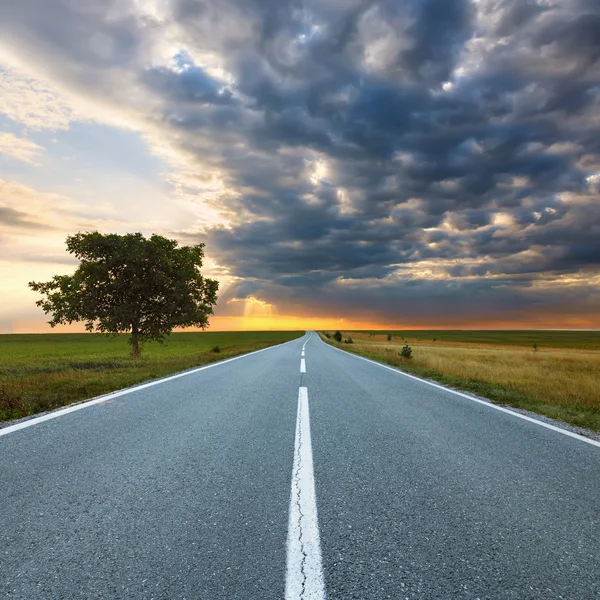 Conduire sur une route vide au lever du soleil — Photo