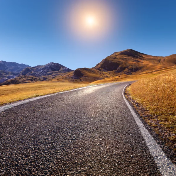 Driving on an empty road in mountain area — Stock Photo, Image