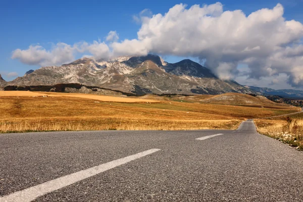 Driving on an empty road in the mountains — Stock Photo, Image