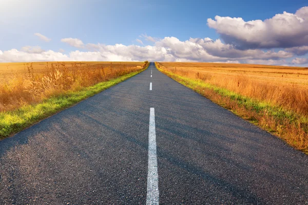 Rijden op een lege weg — Stockfoto