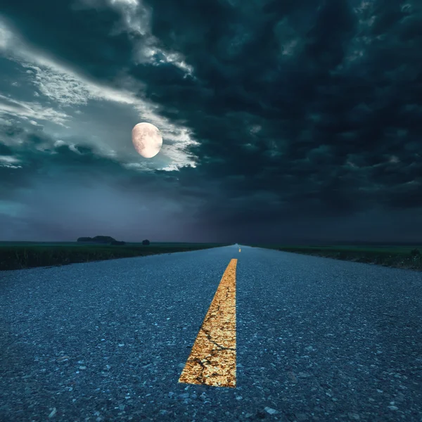 Conducir por carretera de asfalto en la noche hacia la luna — Foto de Stock