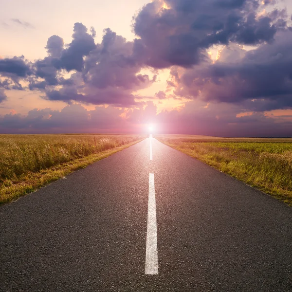 Estrada vazia na planície ao amanhecer — Fotografia de Stock