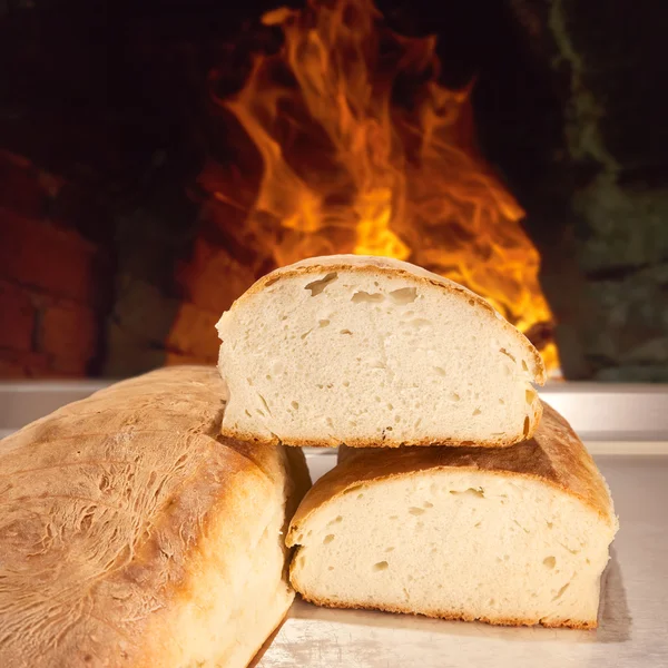 Pão recém-assado da maneira tradicional — Fotografia de Stock