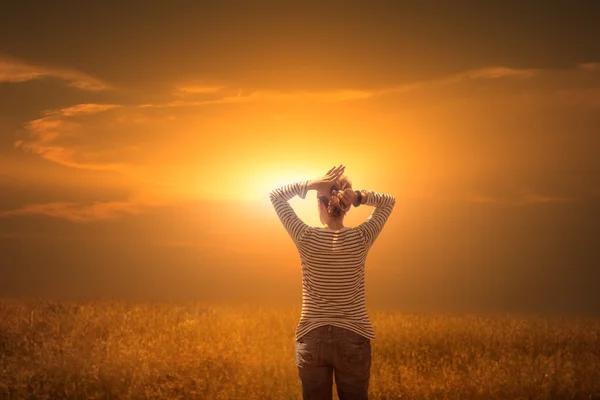 Young woman watching the sunset — Stock Photo, Image