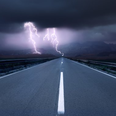 Yıldırım yolunda asfalt yolda sürüş