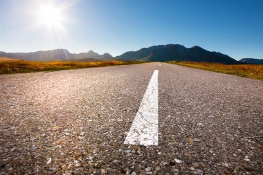 Güneşe doğru yol asfalt üzerindeki sürüş
