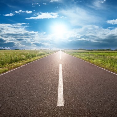 Güneşe doğru yol asfalt üzerindeki sürüş