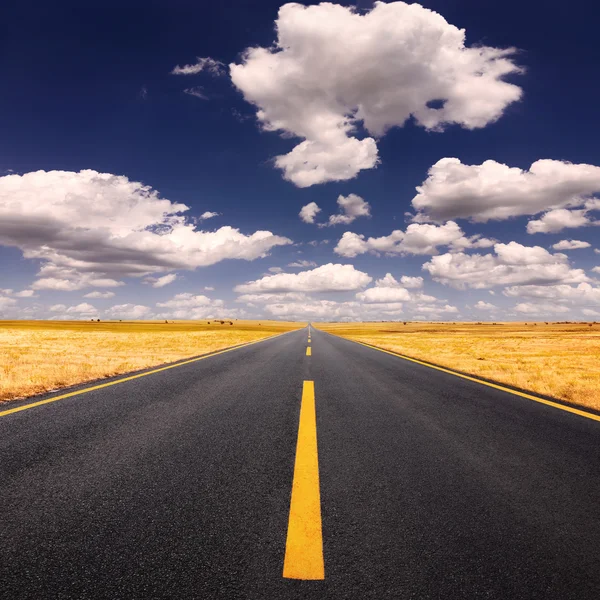 Conducir por carretera de asfalto en un hermoso día soleado — Foto de Stock