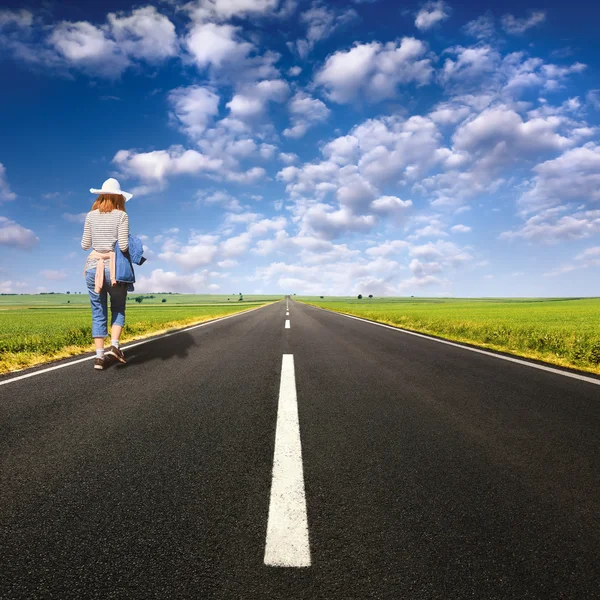 Chica solitaria caminando por el camino vacío —  Fotos de Stock