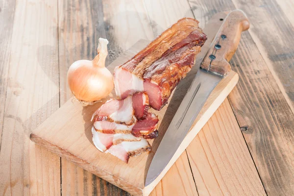 Carne ahumada sobre tabla de madera III — Foto de Stock