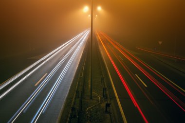 adamlara geceyi bir karayolu üzerinde gece trafik